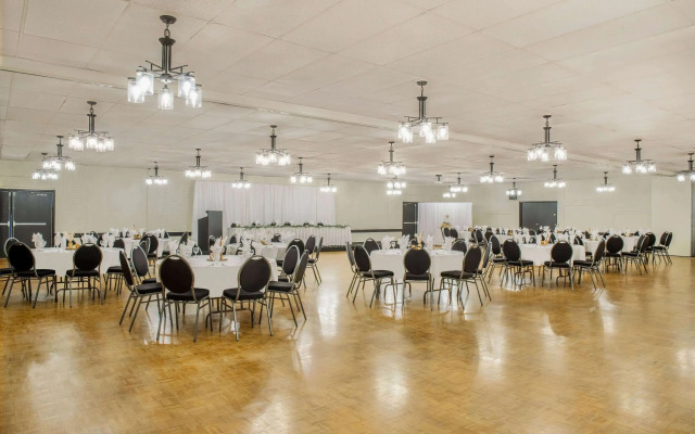 Days Inn & Conference Centre by Wyndham Camrose Norsemen