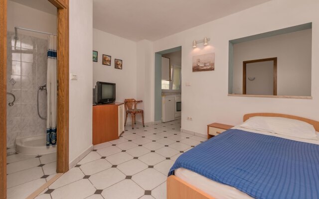 Apartments and Rooms Mate
