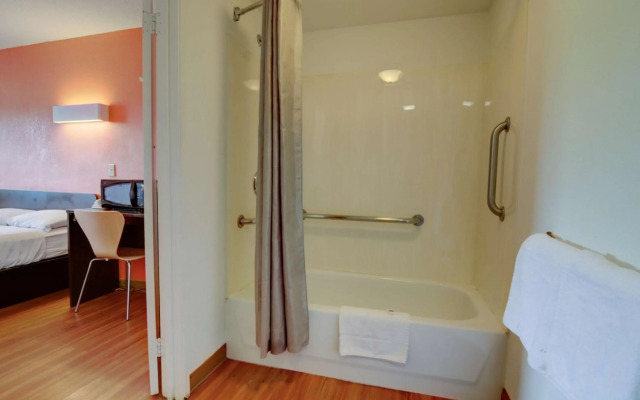 Days Inn by Wyndham Kansas City Northeast