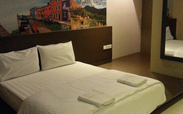 Super OYO 89930 Golden Guest House