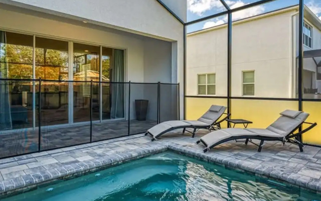 Spacious New Modern Retreat