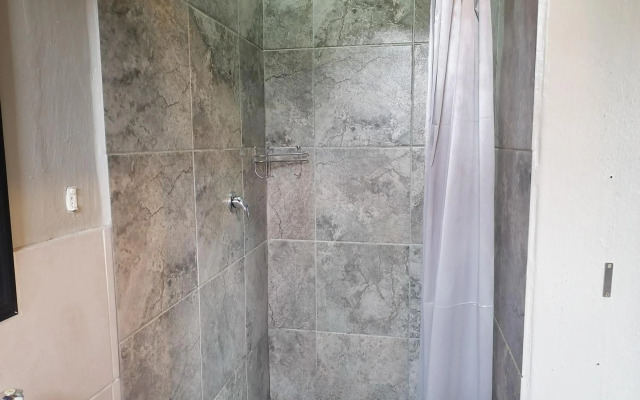 Gugu's Private and Cosy Guest House 2