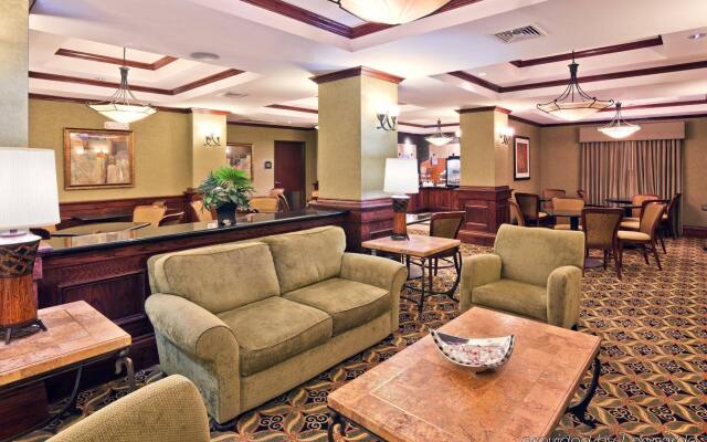 Holiday Inn Express & Suites Shawnee by IHG