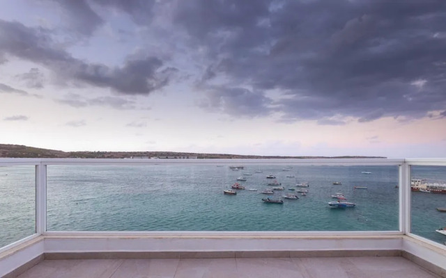 Seafront Penthouse w Unobstructed Sea Views