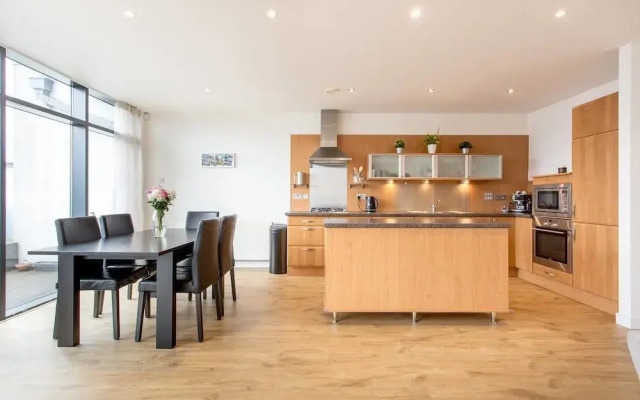Bright Riverside Apt. w/ Terrace