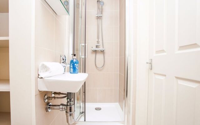 Bright &Spacious Central 1 Bed Basement Flat