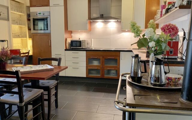 Snug Holiday Home With Storage, Roof Terrace, Private Garden