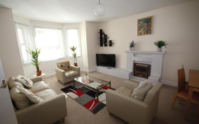 Eversley Gardens -Apt A