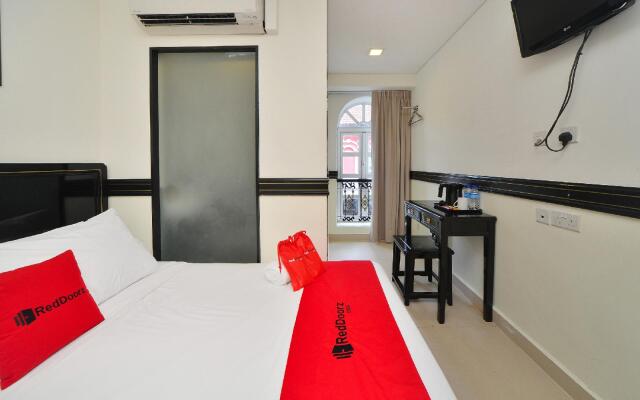 RedDoorz near Marine Parade Central