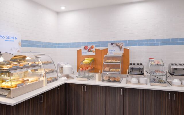 Holiday Inn Express & Suites Sioux Falls At Empire Mall by IHG