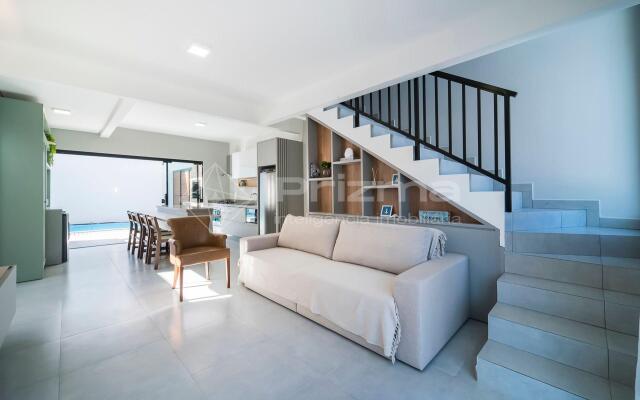 Lindo duplex geminado na Praia de Mariscal.