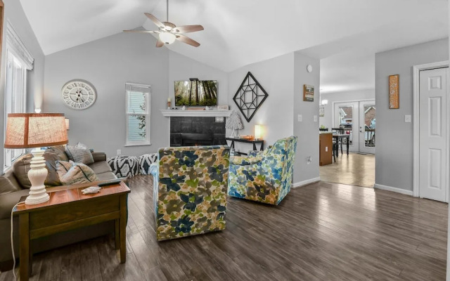 Rotties' 2 Bedroom Home by RedAwning