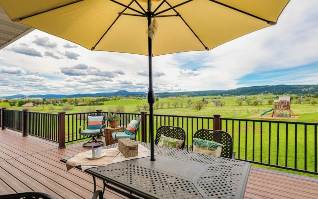 Spearfish Retreat w/ Fireplace + Mountain Views!