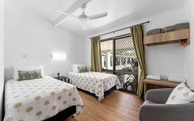 Kinka Palms Beachfront Apartments / Motel