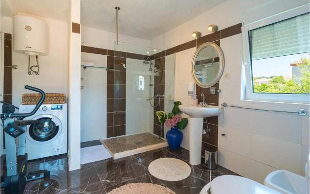 Holiday Home Sucuraj 06