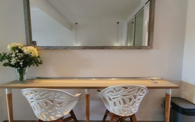 Modern Studio Apartment, Sea and Garden Views