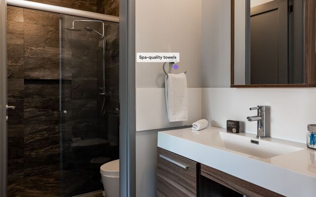 Casai Hip Tech Top Floor apt w Private Terrace