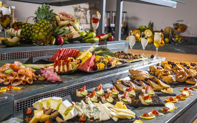 Petousis Hotel & Suites