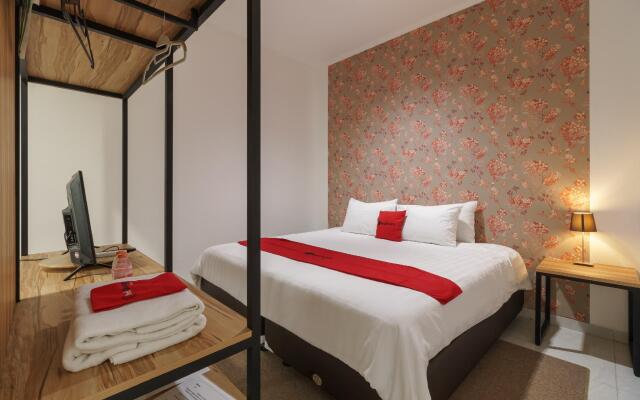 RedDoorz Plus near Exit Toll Puncak 2
