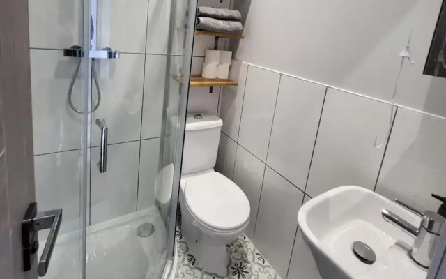 Town Centre Modern 1 Bed Self-contained Apartment