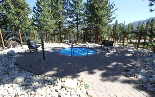 Solstice 18 Beautiful and Modern, Private Washer Dryer, Close to Eagle Lodge by RedAwning