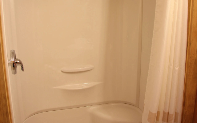 Carleton Inn and Cottages