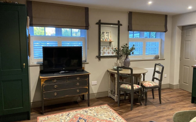 Stunning Private En-suite Studio in Cobham