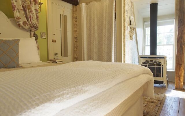 The Deacon & James Pharmacy B&B