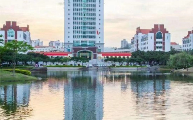 Elong ME Hotel (Xiamen University Shimao Twin Towers)