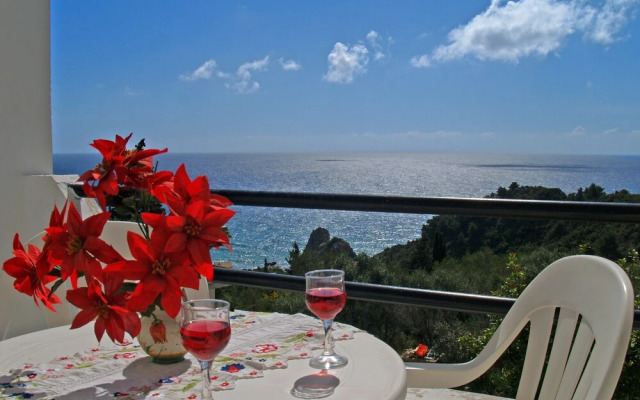 Pelekas Beach, Studio Apartments With a Pool