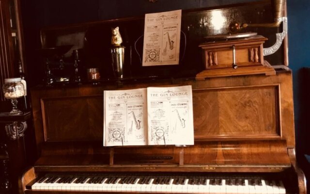 Gin Lounge Rooms
