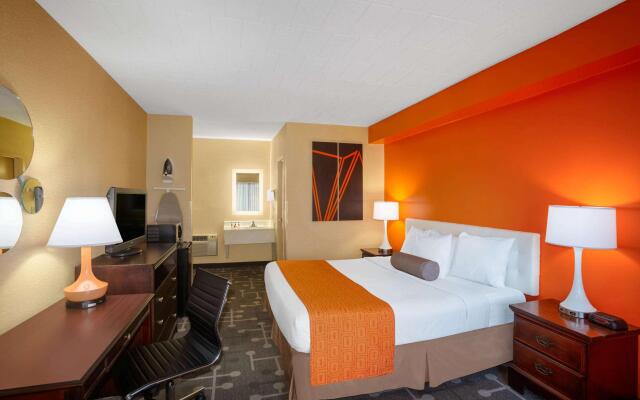 Howard Johnson by Wyndham College Park