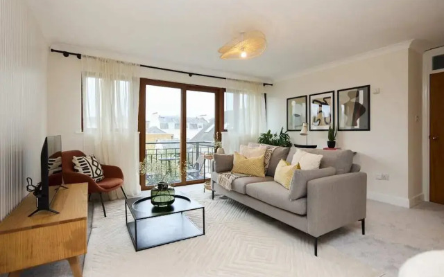 The Isleworth Place - Stunning 1bdr Flat With Balcony