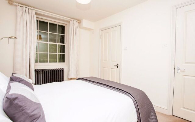 Bright &Spacious Central 1 Bed Basement Flat