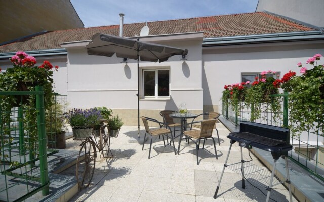 2 Bedroom Home near Prague Castle
