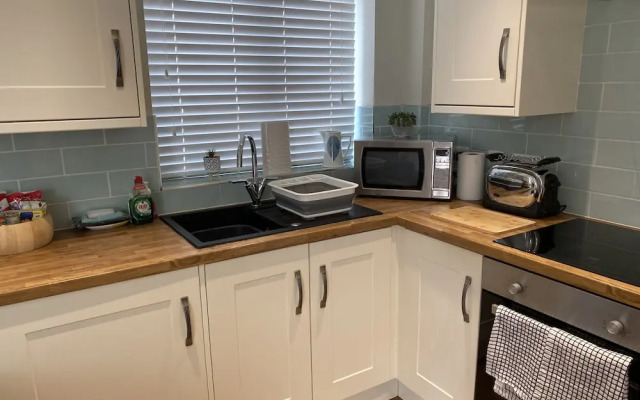 Modern 2-bed House and Parking Tibshelf Derbyshire