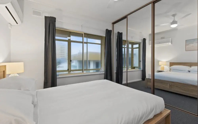 Beachside 2-bed Apartment With Balcony Views