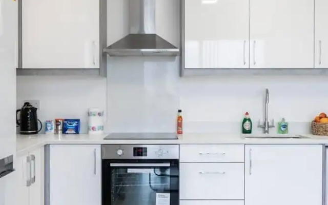 Livestay - Luxury 2bed Apartment With Free Parking
