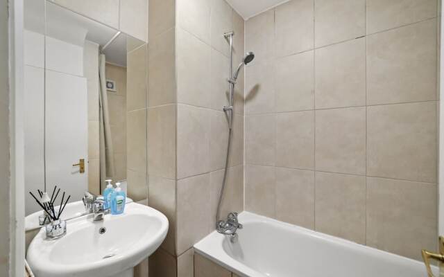 Stylish Central 2-bed Apartment With Pvt Garden