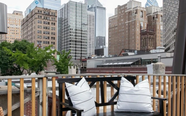 Domio Rittenhouse Square Charming 3BR Duplex + Deck