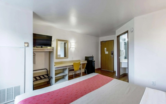Motel 6 Baraboo, WI - Lake Delton