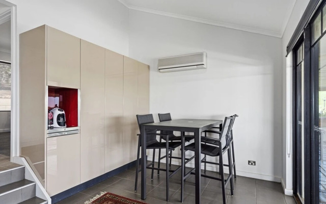 Marina Views - 64 Seaview Avenue