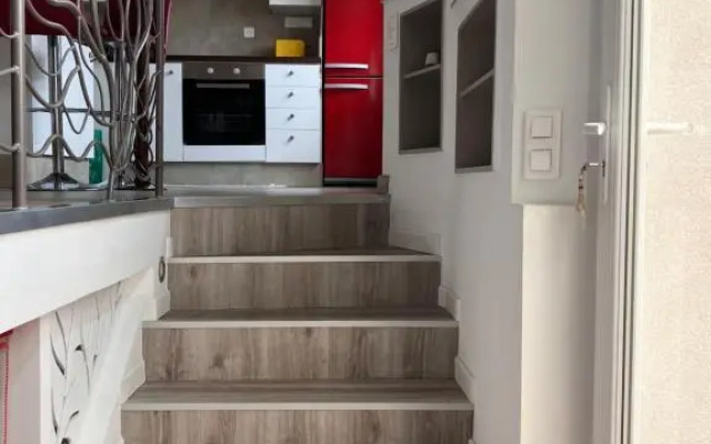 2 pièces rez-de-jardin dans maison avec piscine