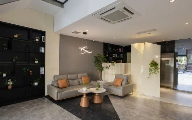 Shanghai Yiju Hotel (Baolong City Plaza)