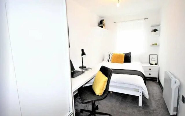 Stylish & Cosy 2 bed Flat With Parking & Bfast