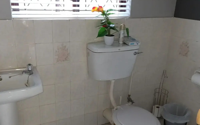 Crest Farm - Self-catering 2-bedroom, Wi-fi, Views, Swiming Pool
