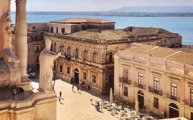 2-bed Island Retreat - Baroque Courtyard & Views