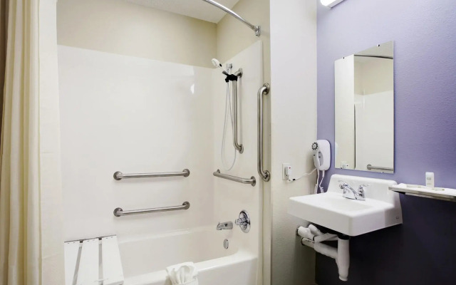 Hometown Inn & Suites Jacksonville - Butler Blvd./Southpoint