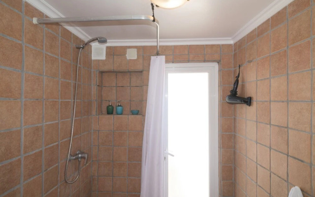 Spacious Alfama Apartment + Free Pickup, By TimeCooler