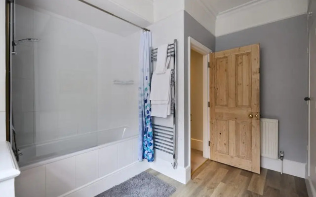 The Fulham Asylum - Modish 2bdr Flat With Patio